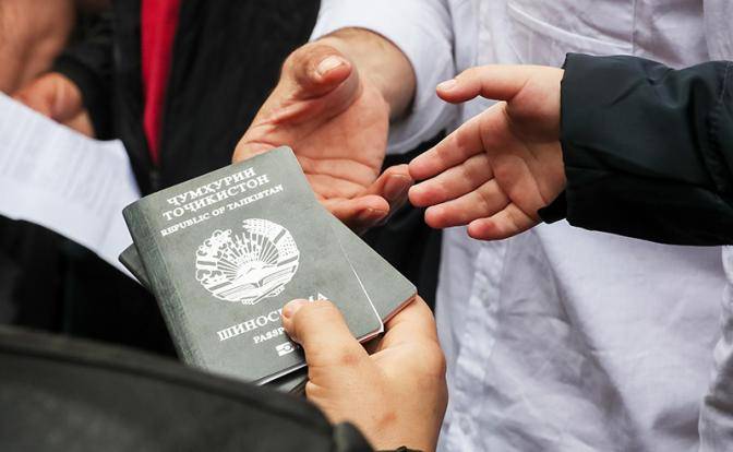 Таджикистан выразил недоумение из-за задержки мигрантов на границе с РФ